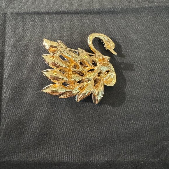 New - Elegant Pink Swan Fashion Brooch – 39mm x 42mm - Picture 2 of 3